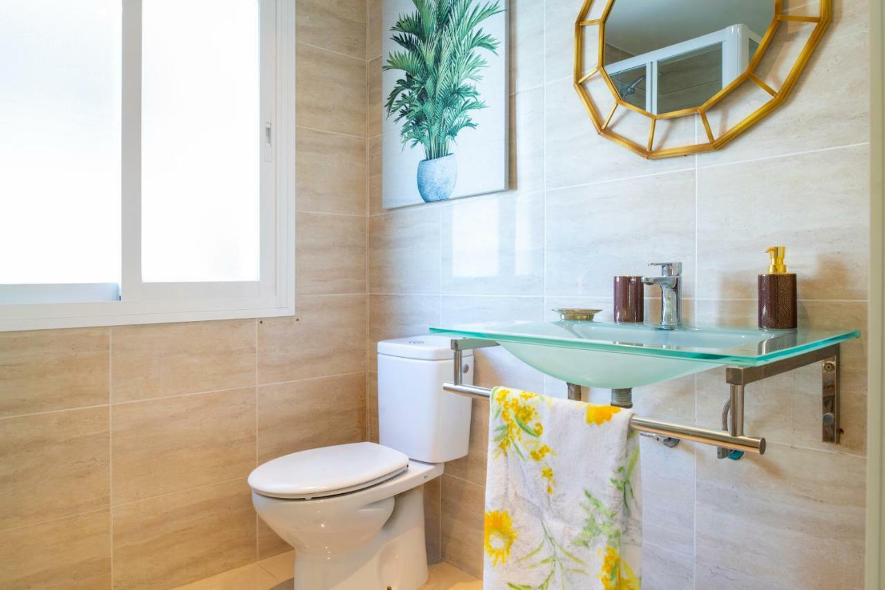 Malagueta Malibu Apartment Малага Екстериор снимка